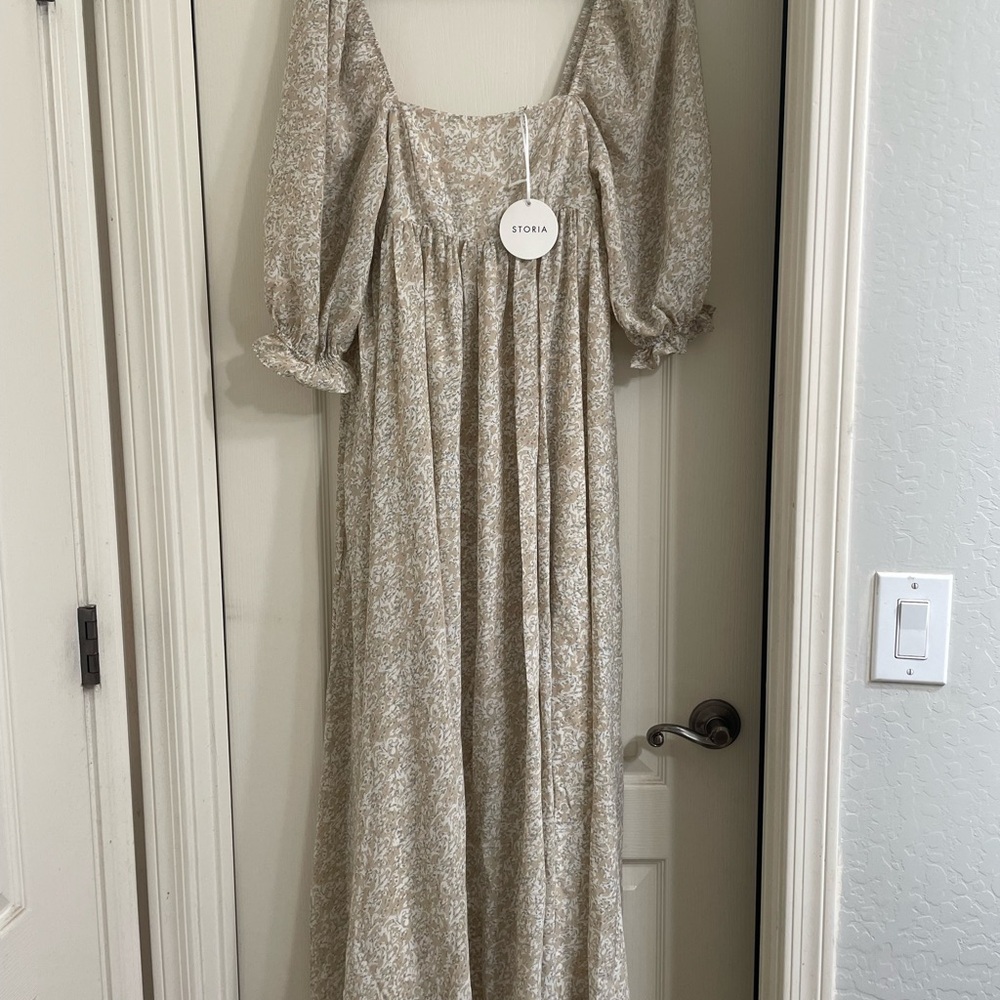 Storia Beige and White Floral Dress